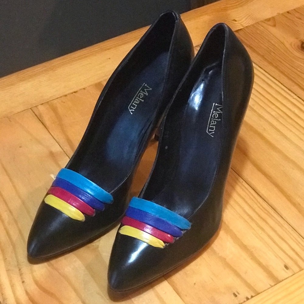 Black heel w/ colorful stripes